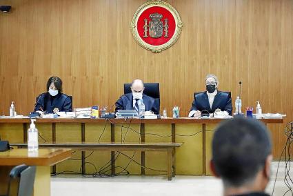 Los recurrentes inciden en que el tribunal incurrió en la indefensión del menor