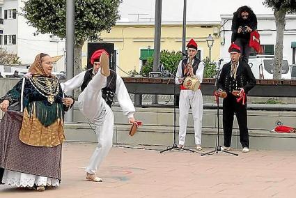 Membres del Grup Folklòric Sant Jordi de ses Salines, d’Eivissa, aquest dissabte as Mercadal