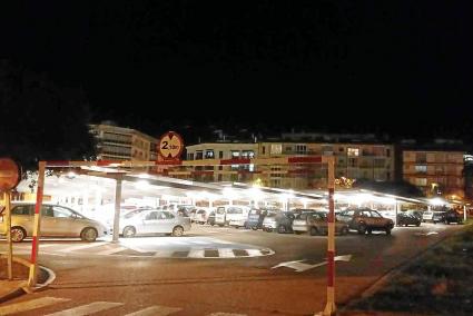 El aparcamiento de Ses Vinyes, cubierto de placas, iluminado en la noche del miércoles