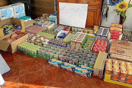 Alimentos y otros productos entregados en los juzgados de Maó y que se compraron mediante una colecta.