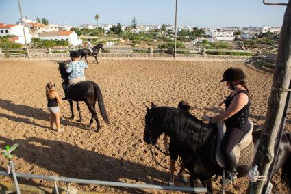 El Club Hípic Sa Creueta, de Es Migjorn Gran, cuenta con 18 caballos para su alquiler en las fiestas.