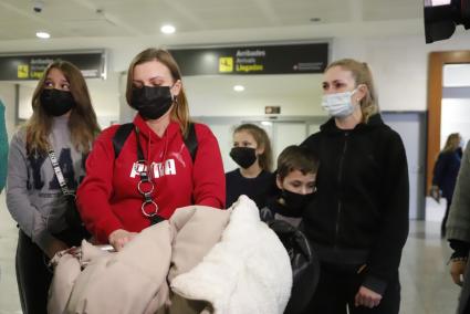 Este lunes al mediodía han aterrizado al aeropuerto dos madres y sus tres hijos procedentes de Ucrania