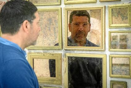 El pintor y su reflejo en una de las  instalaciones que forman parte de la muestra