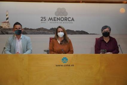 La presidenta Susana Mora, y los consellers Josep Juaneda y Cristina Gómez.