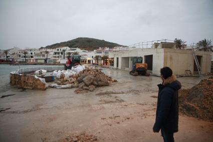 Los comerciantes y la población en general rechazan el edificio que ya está levantado porque bloquea parte de las vistas a la bahía