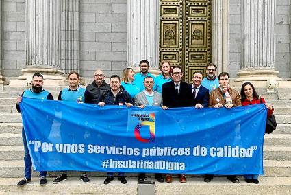 El senador por Menorca, Cristóbal Marqués, con una pancarta reivindicativa con sus compañeros en Madrid.