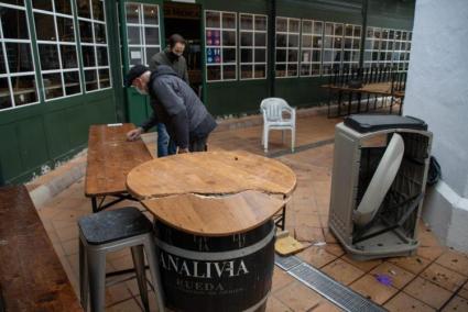 Además causó desperfectos en un contenedor y en una mesa de madera hecha a medida, valorados ambos en 1.000 euros.