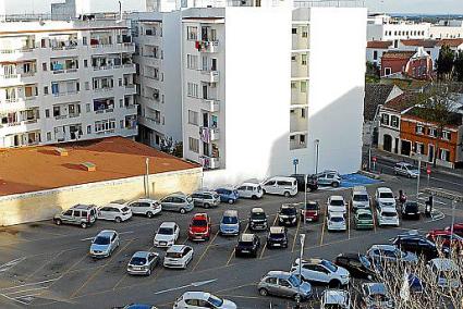 El terreno alberga un parking público.