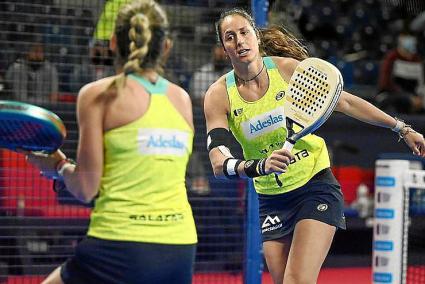 Gemma Triay y Ale Salazar, durante el partido