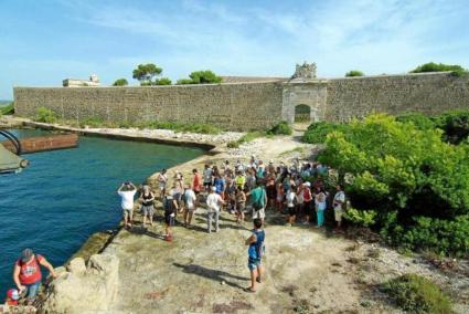 Un grupo de visitantes en una de las excursiones guiadas al antiguo establecimiento sanitario del puerto de Maó.