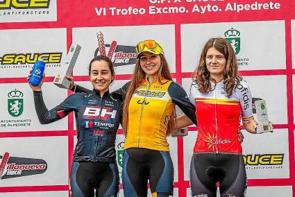 Nuria Bosch, a la izquierda en el podio de la Copa de España