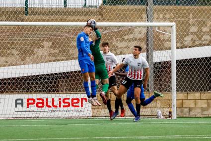 . El portero rojiblanco en acción, atajando el esférico ante un jugador del Mallorca B