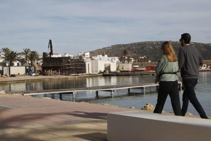 El PP califica de «innecesario» la construcción de un edificio en primera línea de mar.