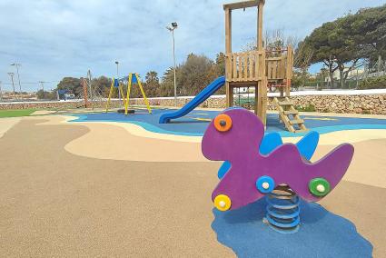 Vista general de los juegos infantiles y el pavimento renovado del parque infantil de Punta Prima