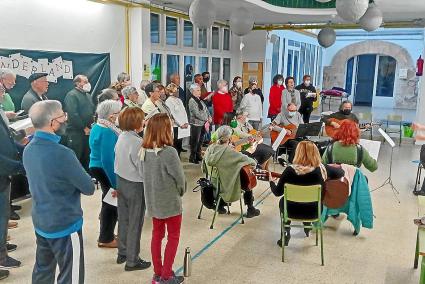 El grup Deixem lo dol, de Sant Lluís, està ultimant com la resta de corals, els seus assajos per cantar el pròxim diumenge dia 17