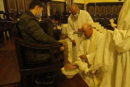 El lavatorio de pies, en la ceremonia de este jueves en la Catedral