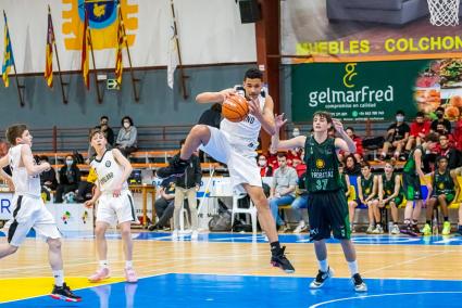 Imagen de un partido del torneo que estos días ha convertido Alaior en la ciudad del básquet.   