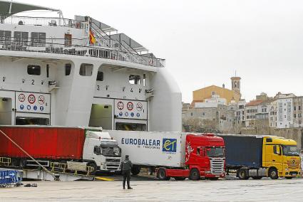 El ferry ÃÂ«Volcan del TeideÃÂ», amarrado ayer por la maÃÂ±ana en el puerto de MaÃÂ³.