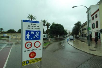 Vista del acceso al centro histórico de Maó y del cartel que advierte del acceso restringido