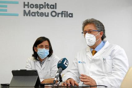 La gerente del Área de Salud, Ana Trenado, y el jefe del servicio de anestesia, Jordi Moya.