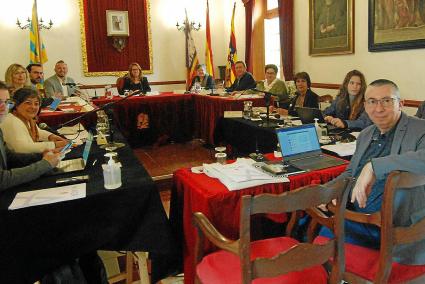 Imagen de la última reunión de alcaldes en la sala de plenos del Ayuntamiento de Alaior, con el conseller Maria en primer plano.