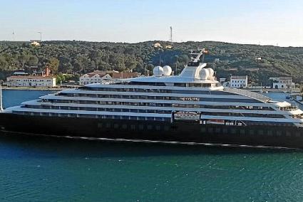 El «Scenic Eclipse», a su entrada al puerto de Maó del viernes