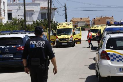 Imagen de archivo de una actuación de la Policía Local de Ciutadella y el 061.