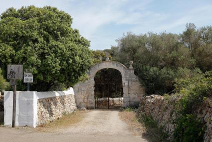 Entrada a la finca de Torre Saura, donde sus extraordinarias casas también aspiran a convertirse en un hotel rural.