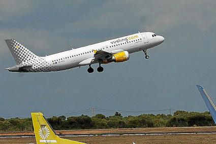 AVION DE LA COMPAÃ'IA AEREA VUELING DESPEGANDO DEL AEROPUERTO DE MENORCA.