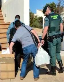 La Guardia Civil con la mercancia incautada.