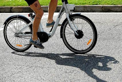 Una bicicleta eléctrica en circulación por una calle.