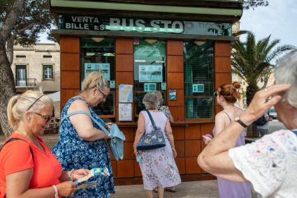 Comprando billetes para el autobús