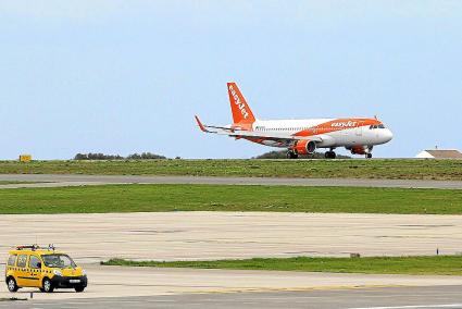 Un avión de aerolínea británica de bajo coste recién aterrizado en el aeropuerto de Menorca.