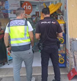 La Policía sospecha que usan una tienda de golosinas para vender droga en Ciutadella