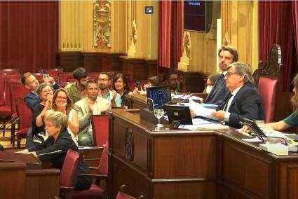 La presidenta Susana Mora, Cristina Gómez y Josep Juaneda fueron los tres representantes del Consell de Menorca, promotor de la iniciativa, en defender la proposición de ley, cuya toma en consideración por el pleno recibieron con aplausos