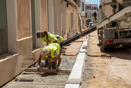 Operarios en las obras de la calle Sor Àgueda de Ciutadella.