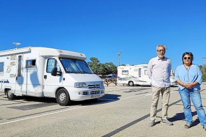 La alcaldesa de Sant Lluís, Carol Marqués, y el edil Joan Pons, en el nuevo espacio habilitado en Punta Prima