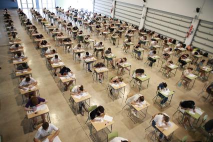 Los estudiantes haciendo las pruebas de selectividad en Ciutadella.