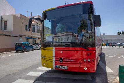 Un autobús, en la parada de la plaza de La Pau de Ciutadella