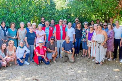 Los cuatro voluntarios galardonados de Creu Roja Maó-Es Castell, junto al resto de personas que asistió al almuerzo en Sa Roca