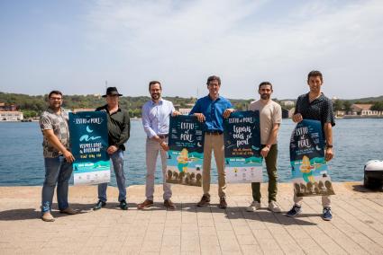 El batle de Maó, Héctor Pons, i el regidor de Festes, José Manuel García, entre altres, van presentar les diferents activitats que es celebraran aquest estiu a l’entorn portuari.   