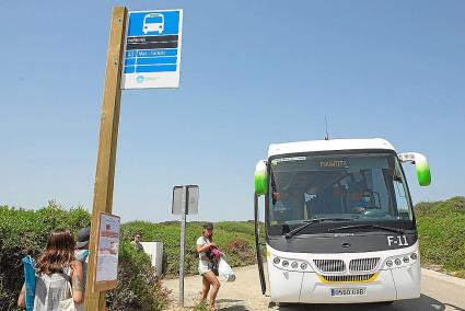 El bus público es ahora el único medio para acceder hasta Favàritx y sus playas.