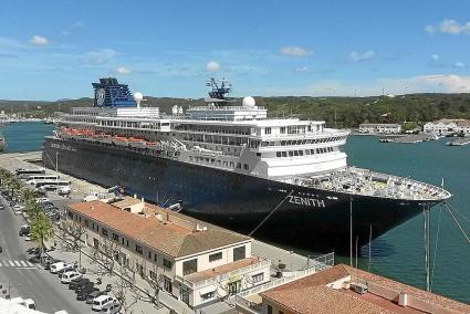 El crucero «Zenith», contruido hace 30 años, amarrado en el puerto de Maó en una imagen de archivo.