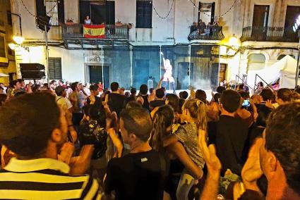 Molts visitants, alaiorencs i turistes van gaudir de la proposta artística de Roser Diva’s Disco i els seus acompanyants.