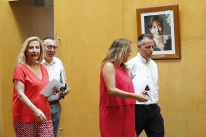 Maria, Sugrañes, Ayuso y Mora entrando ayer al salón de plenos.