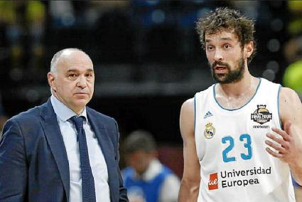 Pablo Laso junto a Sergio Llull en un partido de Euroliga .