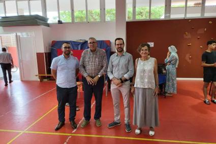 El alcalde de Maó, Héctor Pons, y la concejal de Cooperación, Catalina Ferrer, con el cónsul general de Marruecos en Palma, Abdellah Bidoud.