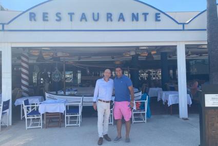 Francisco Rivera en compañía de Sebastià Mesquida, el director del restaurante Aquarium de Cala en Bosc.