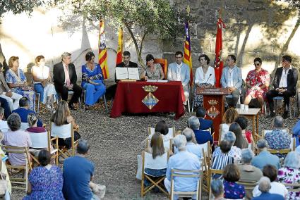 Un año más, la sesión extraordinaria se celebró en el patio de Can Saura por las obras del Ayuntamiento