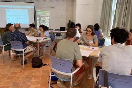 Un grupo de docentes durante uno de los talleres formativos celebrados en las instalaciones del Llatzeret de Maó.